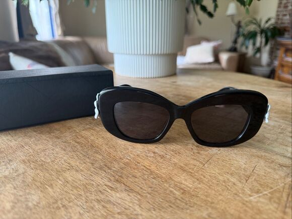 Fashion Oversized Sunglasses with Case – Like New main image 5